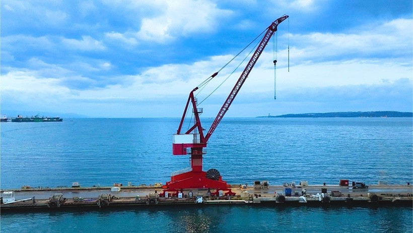 Approved prior-project portal crane on a marine dock
